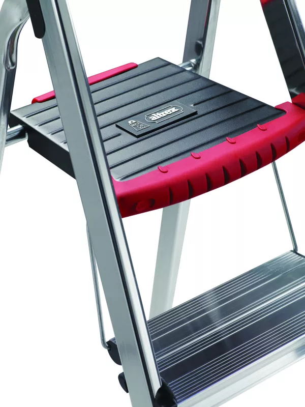 Close-up of anti-slip step platform on aluminium step ladder.